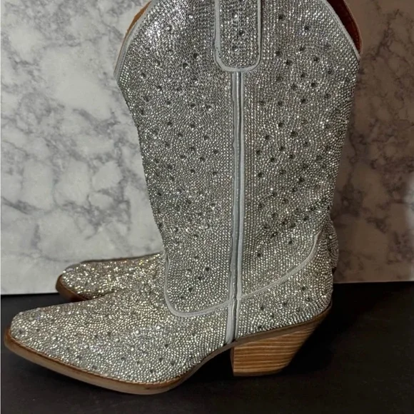 Dingo Women's Glittering Silver Heeled Boots - Picture 2 of 5